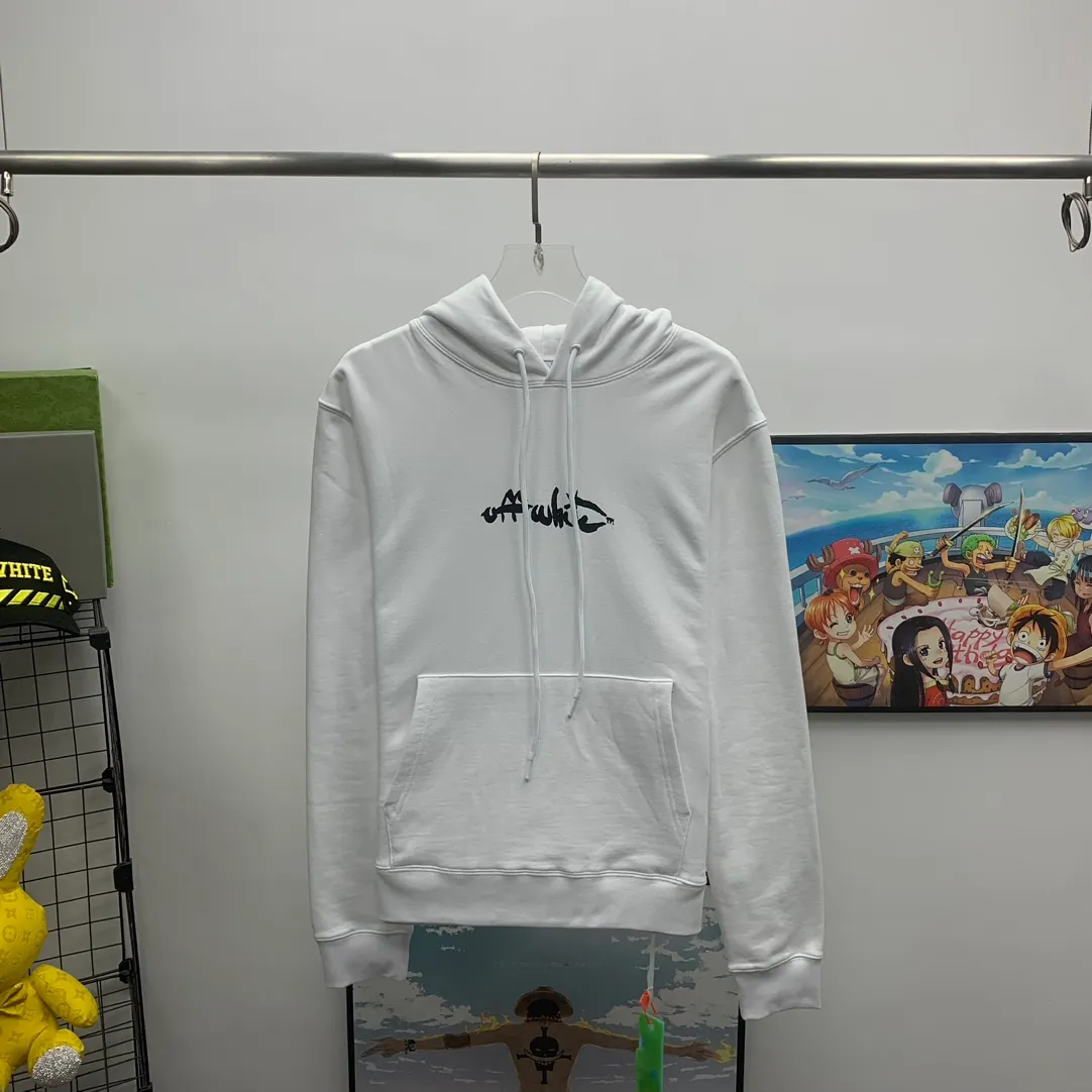 The top tested version of Off-White's new 2023 autumn and winter spray-painted graffiti arrow hooded sweatshirt. The new style adds graffiti elements, adding a touch of literary style to the overall through-style short-sleeved style. This is a typical OFF retro literary style. This is also the first expression of the two cultures since the merger with LV in 2021. The printing adopts screen printing imported glue technology, and the ink dots are even, imitating the natural dynamics of spray paint. The hollows are both dark and light, the transition is smooth, and the gradient effect is visible to the naked eye. The front printing uses the same process. Minimalist letter logo on the chest, OS version, same style for men and women! The 480g cotton texture feels smooth and textured, with full drape.  Color: Black White Size: XS-L P:410